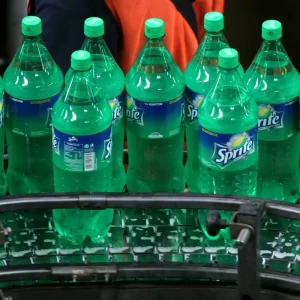 Small Medium Scale 3 in 1 Carbonated Soft Drink Sparkling Water Soda Water Bottling Filling Capping Machine
